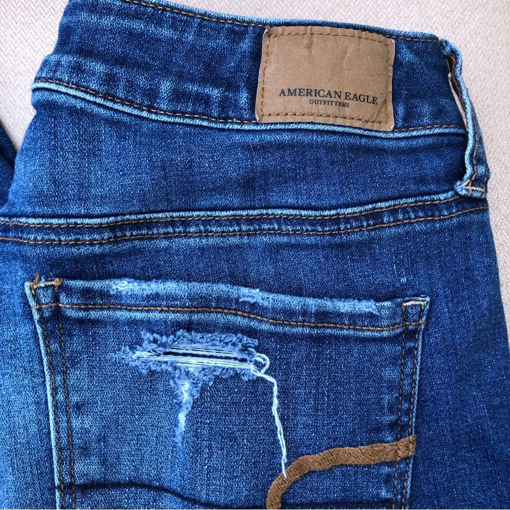 A E O Super Stretch X Ripped Distressed Blue Wash Mid Rise Skinny Jeans 6_8